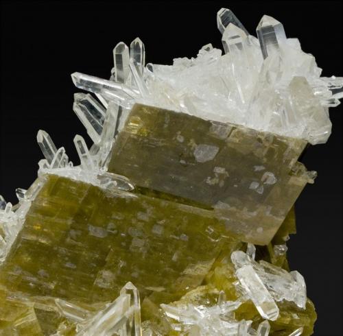 Siderita con Cuarzo
Allevard, Isère, Rhône-Alpes, Francia
Tamaño de la pieza: 5.2 × 3.7 × 3.8 cm.
El cristal más grande mide: 1.8 × 1.5 cm.
Foto: Minerales de Referencia (Autor: Jordi Fabre)