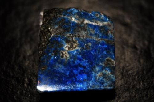 Lapizlazuli
Río Cazadero, Ovalle, Provincia Limarí, Región de Coquimbo, Chile.
Medidas pieza: 2,4x2x1,4 cm (Autor: Sergio Pequeño)