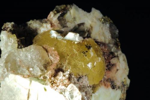 Prehnita
Mina de Gilico. Baños de Gilico. Murcia. España
Cristal de Prehnita de 11x5,5x2,5 mm
Otra sorpresa más. Este tipo de yacimientos hidrotermales asociados a rocas básicas, tienen una variedad muy grandes de fases minerales y este en concreto a mi me encantaba. (Autor: Daniel Agut)