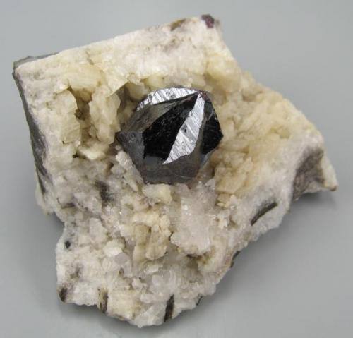 Cinabrio, dolomita
Yanwuping Mine, Wanshan, Tongren, Guizhou, China
62 mm x 50 mm (Autor: Carles Millan)