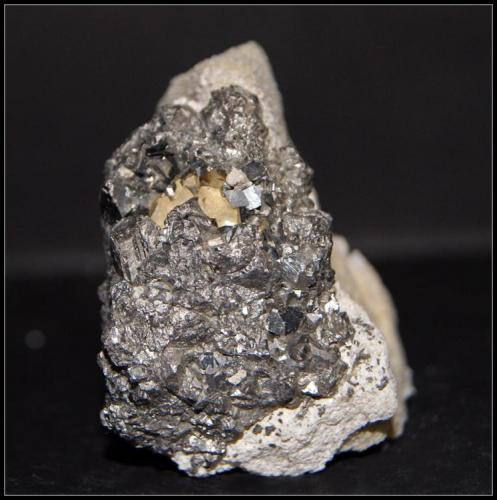 Arsenopirita
Mina de oro de Carlés - Salas - Asturias - España
5.5 x 5 cm (Autor: Mijeño)