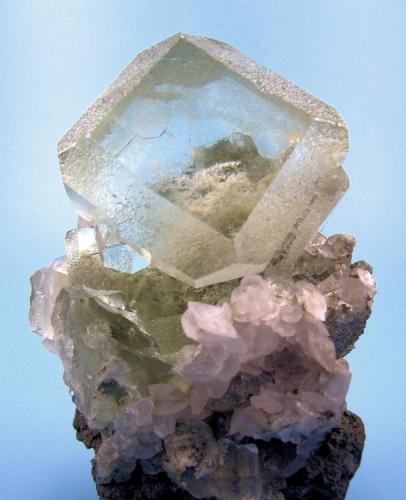 Fluorite, calcite
Xianghuapu Mine, Xianghualing, Lingwu, Lanshan, Chenzhou, Hunan, China
71 x 52 x 40 mm³

With a different light source and background (Author: Carles Millan)