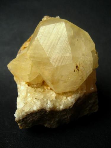 Calcite
Sarbai Mine, Kostanay Province, Kazakhstan
Specimen height 55 mm, crystal is 35 mm in diameter (Author: Tobi)
