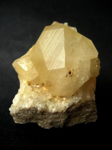 Calcite
Sarbai Mine, Kostanay Province, Kazakhstan
Specimen height 55 mm, crystal is 35 mm in diameter (Author: Tobi)