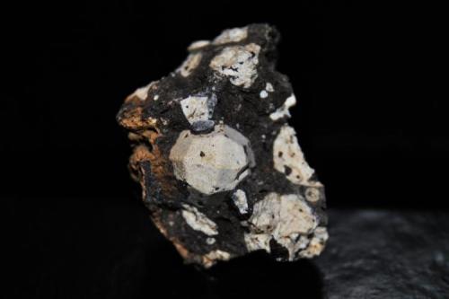 Leucita
Roccamonfina, Roccamonfina Volcanic Complex, Caserta Province, Campania, Italia.
Medidas pieza: 3x2,3x2,2 cm Medidas cristal: 1,1x1,1 cm (Autor: Sergio Pequeño)