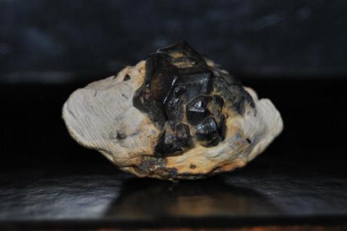 Goethita pseudomórfica de Pirita
Girona, Catalunya, España.
Medidas pieza: 2,6x2x1,6 cm Cristal mayor: 0,9x0,9 cm (Autor: Sergio Pequeño)
