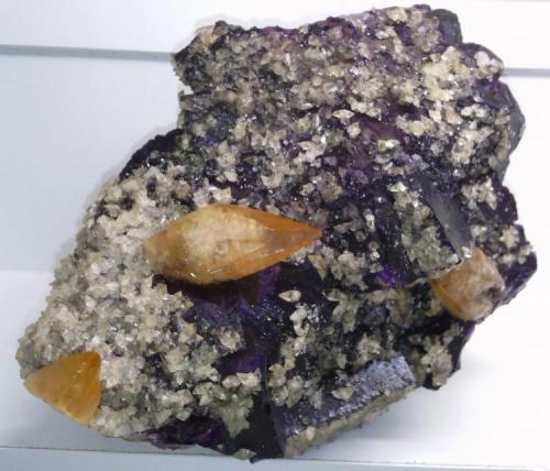 Calcita sobre fluorita
Denton mine, Hardin County, Illinois, Estados Unidos
12 x 8 cm (Autor: DavidSG)