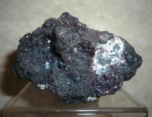 Cuprita
Mina Milpillas, Milpillas, Mun. de Santa Cruz, Sonora, México
65x42x53 mm (Autor: Carlos Medina)
