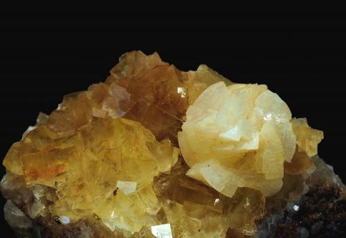Dolomita y Fluorita
Mina Moscona. Solís. Asturias. España. Acopio de material en el exterior de la mina.
25 x 15 mm (Encuadre aproximado de la foto)
Recolectado en 1996 (Autor: Daniel Agut)