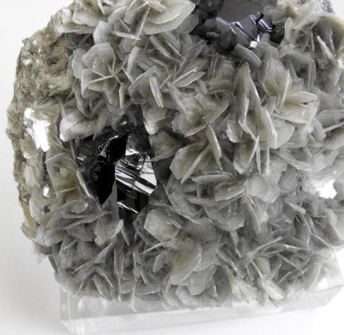 Cassiterite with Muscovite
Mt Xuebaoding, Pingwu County, Mianyang Prefecture, Sichuan Province, China.
12 x 11 x 4cm; 652 grams (Author: Louis Friend)