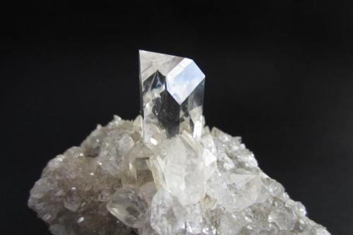 Quartz
Fonda, Montgomery Co., New York, USA
2.5 cm. tall main crystal (Author: vic rzonca)