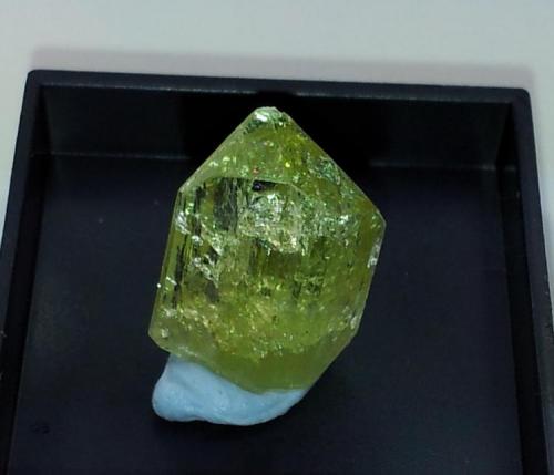 Brasilianita.
Mina Telirio, Linopolis, Divino Das Laranjeiras, Minas Gerais, Brasil.
Cristal 1"4 cm de alto y 1 cm de ancho.
(Detalle) (Autor: Carlos Viñolo)