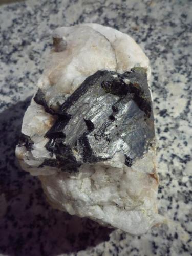 Ferberita-Hübnerita (Serie) en Cuarzo<br />Minas de San Finx, Vilacova, Lousame, Comarca Noia, La Coruña / A Coruña, Galicia / Galiza, España<br />7 x 5 cm.<br /> (Autor: Rafael varela olveira)