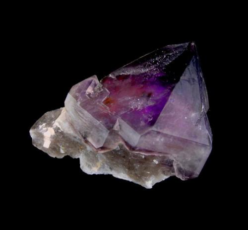 Amatista
Massabé, Sils, La Selva, Girona, Cataluña, España.
Pieza; 5,5cm.
Cristal; 4cm.
Cristal de color muy intenso completamente aéreo y biterminado sobre una fina plaza de cuarzo. (Autor: DAni)