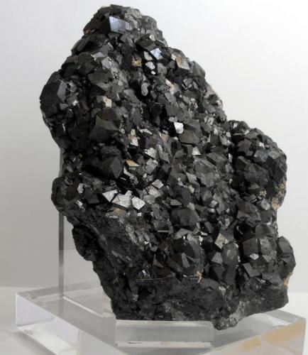 Magnetite crystals on massive Magnetite
Huanggang mine, Hexigten Banner, Ulanhad League, Inner Mongolia, China.
21 x 18 x 6 cm; 4 kilogram (~ 8.8 lbs), highly magnetic (Author: Louis Friend)