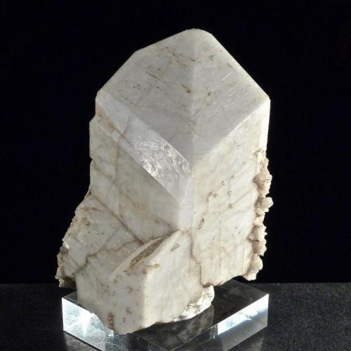 Microclina
Shigar Valley, Baltistan, Pakistan
7,5 x 5 x 4 cm.
Macla de Baveno según (021) en microclina calidad porcelana. Las caras superiores son (110), el bisel brillante es (130) y el lateral (010). Puede verse la foto ampliada en: http://www.mindat.org/photo-445482.html (Autor: Josele)