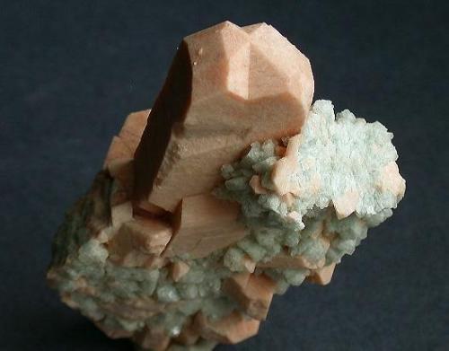 Microclina - Maclas Manebach con albita auzulado
Papachacra,  Granito de El Portezuelo, Departamento Belen, Catamarca, Argentina.   Coleccion Peter Seroka
7 x 9 cm (Autor: Peter Seroka)