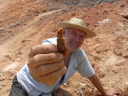 Pepe con la pieza recién extraída de la geoda. (Autor: DAni)