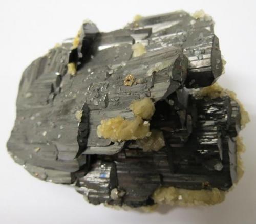 ferberita
Panasqueira, Portugal
6.2 x 5 x 2.5 cm
lleva incrustados pequeños cristales de ankerita y de calcita (Autor: prudenci gatell)