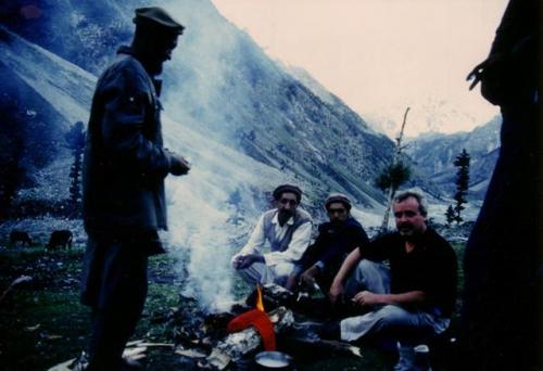 Un dia de senderismo bien cumplido; junto con los montañeses Balti,  que nos ayudaban en buscar minerales.
Nanga Parbat en la "Pradera de las hadas"
Entre 3.800 y 4.300 m (Autor: Peter Seroka)