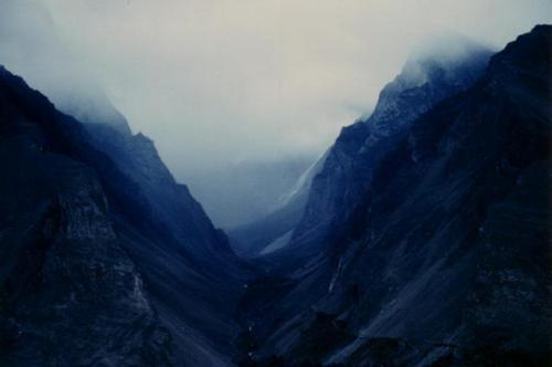 Otro valle hacia el Ultar (7883 m), zona muy rica en minerales.
Karakorum, Pakistan
Mi lugar para tomar esta foto en una altura de aprox 3.300 m (Autor: Peter Seroka)
