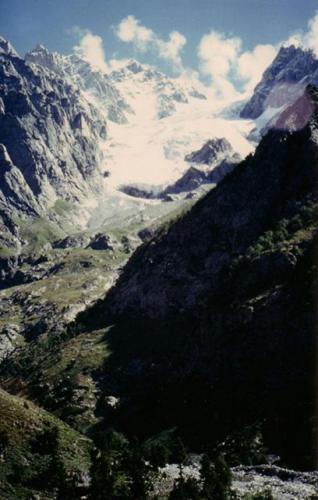 En aquellos valles, con sus pendientes cayendo en picado, es donde se encuentran los feldespatos y muchos otros minerales. 
Este es el Glaciar Barchi  a una altura de 4.980 m. (Autor: Peter Seroka)