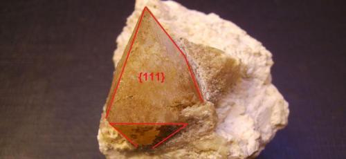 Powellita sobre mordenita
Chalisgaon, Jalgaon District, Maharashtra, India
5 x 4,5 x 4,5 cm.
Líneas trazadas marcando la bipirámide tetragonal formada por ocho triángulos isósceles. En este caso más desarrollada la pirámide superior. Cierta transparencia que mejorará cuando la limpie. Se aprecia la curvatura de las aristas. (Autor: Antonio Alcaide)