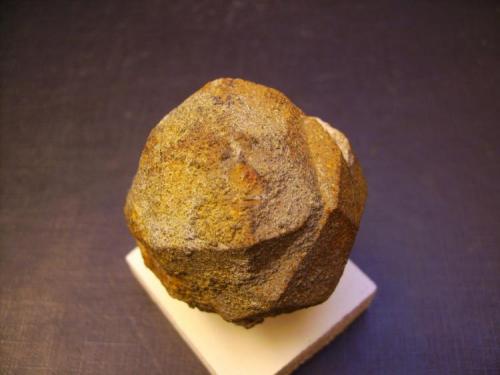 Feldespato potásico pseudomórfico tras leucita
Loucna, Ostrov, Krušné Hory Mts (Erzgebirge), Karlovy Vary Region, Bohemia, República Checa
4 x 4 cm.
Otra vista de la pieza anterior (Autor: Antonio Alcaide)