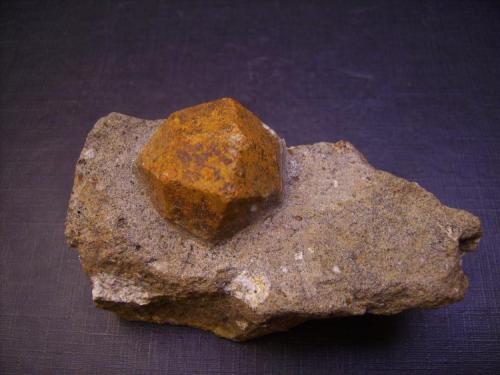 Feldespato potásico pseudomórfico tras leucita
Loucna, Ostrov, Krušné Hory Mts (Erzgebirge), Karlovy Vary Region, Bohemia, República Checa
8 x 4 x 3,5
Cristal de 2,8 cm. sobre matriz. Curiosamente un bonito trapezoedro, pero como hábito del sistema tetragonal. He visto también los mismos pseudomorfismos en Turquía. (Autor: Antonio Alcaide)