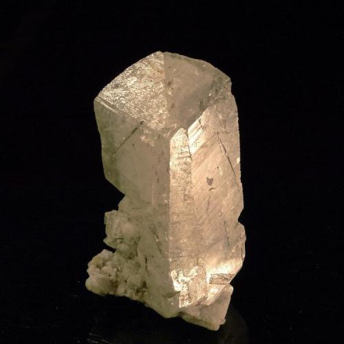 Microclina en macla de Baveno.
Hachupa, Valle del Shigar, Distrito de Skardu, Baltistan, Pakistan
6,5 x 3,6 x 3,4 cm
El cristal tiene el núcleo blanco y una capa exterior transparente con algunas inclusiones de agujas de epidota. Al reflejo se distingue el plano de macla, tanto en la cara superior como en la lateral. (Autor: Josele)