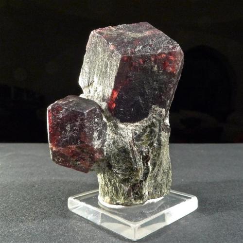 Almandino
Ötz valley, North Tyrol, Tyrol, Austria
Granate grande: 3,2 x 3,2 x 3,2 cm
Total: 5,2 x 4 x 3,5 cm
Lord Garnet viste chaqué de micaesquisto. (Autor: Josele)