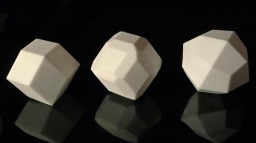 Shapeways by Smorf
Holanda
5 x 5 x 5 cm.
Formas hechas con técnica de impresión en 3 dimensiones: romboedro, trapezoedro y la combinación de ambos en el centro. (Autor: Josele)