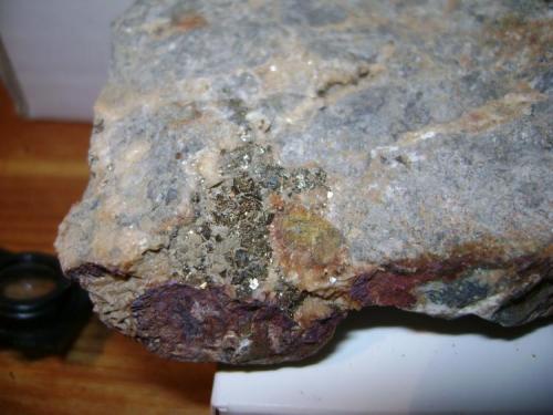 Pirita sobre Dolomita<br />Miraflores Group of Mines, Castuera, Comarca La Serena, Badajoz, Extremadura, Spain<br />Zona de cristalización  2 cm. cuadrados.<br /> (Autor: P. apita)
