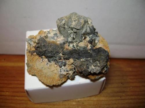 Galena, Esfalerita<br />La Norteña Mine, Garganta de los Nogales, Higuera de Albalat, Mancomunidad Campo Arañuelo, Cáceres, Extremadura, Spain<br />4 x 4 x 3 cm.<br /> (Autor: P. apita)