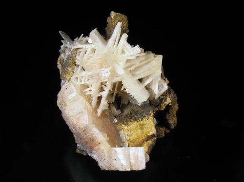 Cerusita.
Mina Luis, Minas del General, Cabezarrubias del Puerto, Valle de Alcudia, Ciudad Real, Castilla La Mancha.
5,5x4x4 cm.
Grupo de cristales de Cerusita formando características maclas en estrella. Cristal mayor 2,8 cm. Col. y foto Nacho Gaspar. (Autor: Nacho)