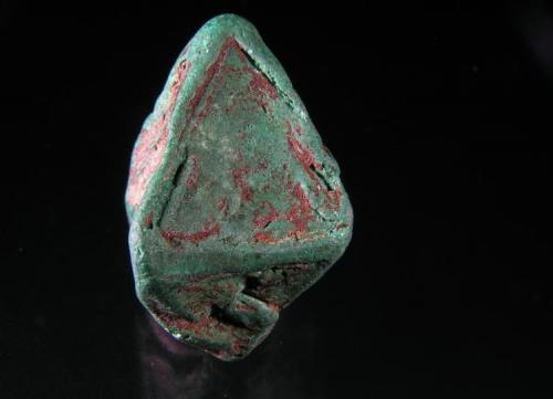 Cuprita.
Chessy-les-Mines, Le Bois d’Oingt, Rhône-Alpes, Francia.
2,6x2x1,5 cm.
Cuprita alterada a Malaquita, arista mayor 2 cm. Col. y foto Nacho Gaspar. (Autor: Nacho)