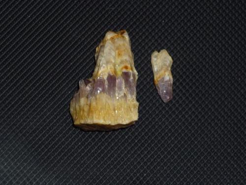 Cuarzo amatista
Monte Castro Barbudo, Taragoña, Rianxo, A Coruña, Galicia, España
3  cm x 2 cm x 1,5 cm
Pequeño grupo de cristales cruzados de Cuarzo amatista. (Autor: Rafael varela olveira)