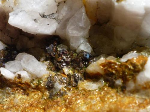 Casiterita en Cuarzo
Minas de San Finx, Vilacoba, Lousame, A Coruña, Galicia, España
Cristales de 4 - 5 mm
Detalle muestra anterior. (Autor: Rafael varela olveira)