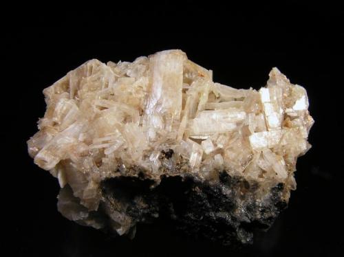 Cerusita.
Mina Luis, Minas del General, Cabezarrubias del Puerto, Valle de Alcudia, Ciudad Real, Castilla La Mancha.
6,5x4,3x2,5 cm
Cristales hasta 2,3 cm. Col. y foto Nacho Gaspar. (Autor: Nacho)