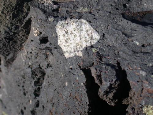 Forsterita<br />Parque nacional de Timanfaya, Yaiza/Tinajo, Lanzarote, Provincia de Las Palmas, Canarias, España<br />3 x 3,5 cm<br /> (Autor: Peter Seroka)