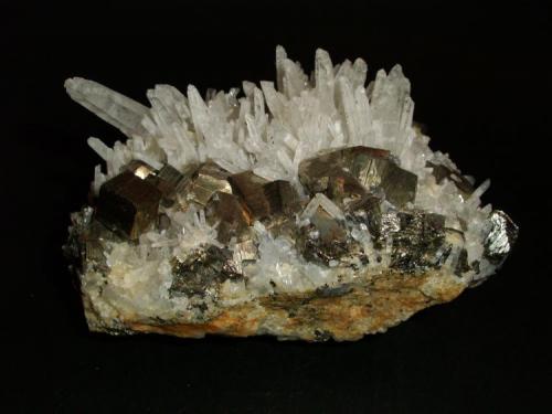 Pirita y Cuarzo
Huarón (Perú)
11.8 x 7.9 x 6.6 cm (Autor: Daniel Olivares)