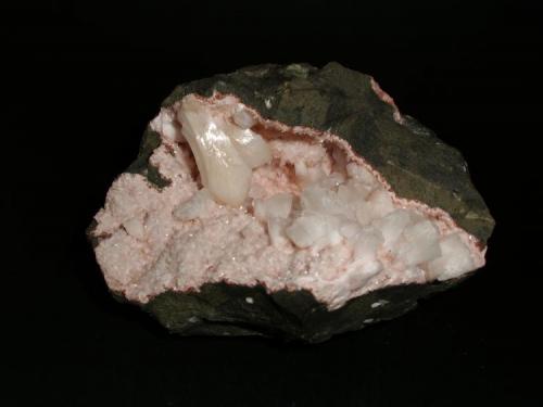 Geoda Heulandita y Estilbita, matriz Basalto.
India
11.8 x 9.2 x 8.6 cm
Cristal De estilbita predominante en forma de abanico,y tras él otro de menor tamaño. Los cristales de abajo son nacarados de Heulandita. (Autor: Daniel Olivares)