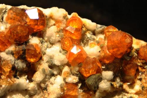 Spessartina (Espesartina)
Wushan Spessartine Mine, Tongbei, Yunxiao Co., Zhangzhou Prefecture, Fujian Province, China.
Medidas pieza: 5,4x2,8x2,1 cm, Medidas cristal mayor: 0,4x0,4x0,4cm (Autor: Sergio Pequeño)