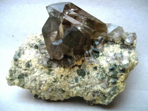 Smoky quartz
Göscheneralp, Uri, Switzerland
130 x 80 x 75 mm, longest crystal 60 mm (Author: Tobi)