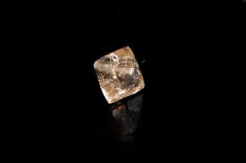 Diamante
Diamantina, Jequitinhonha valley, Minas Gerais, Brasil.
Medidas pieza: 0,5x0,4x0,4 cm (Autor: Sergio Pequeño)