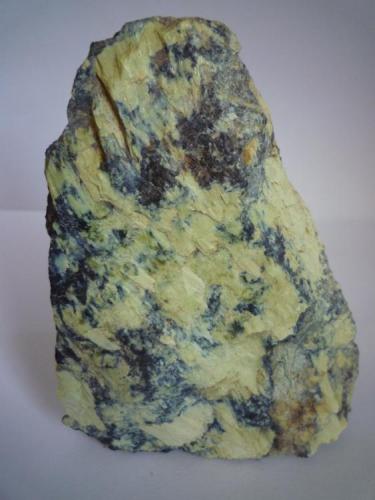 Serpentinita
Sierra del Careón, Melide, A Coruña, Galicia, España
13 cm x 7,5 cm x 3,5 cm (Autor: Rafael varela olveira)
