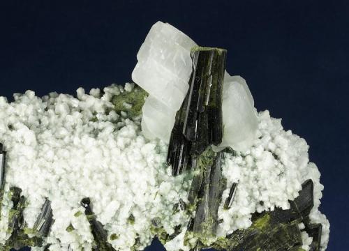 Epidote with Dolomite(?) and Adularia
Untersulzbachtal, Austria
160 x 78 x 60 mm
closeup (Author: GneissWare)