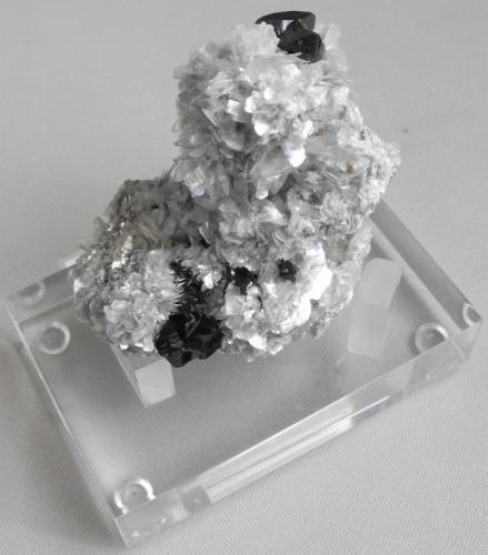 Cassiterite with Muscovite
Mt Xuebaoding Pingwu County, Mianyang Prefecture, Sichuan Province, China.
9 x 9 x 6 cm: 380 gram (Author: Louis Friend)