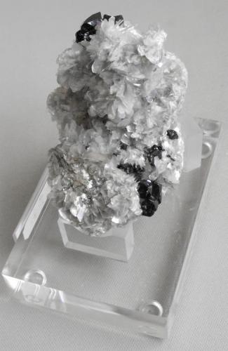 Cassiterite with Muscovite
Mt Xuebaoding Pingwu County, Mianyang Prefecture, Sichuan Province, China.
9 x 9 x 6 cm: 380 gram (Author: Louis Friend)