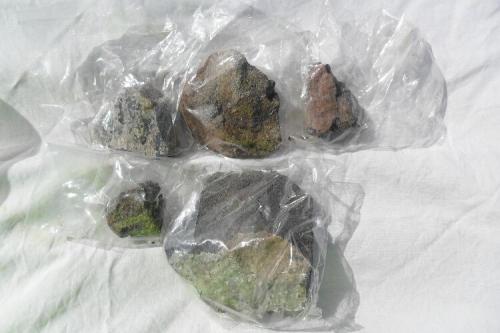 Minerales (rocas) con radiactividad
Cerro Huemul - Mendoza - Argentina
+100 mm de largo o 30-50 mm de largo
Varios minerales con importante radiactiva (muy elevada a mas de 60 microsieverts por hora) estas piezas no las tengo en mi habitación  -por precaución la tengo en el patio protegidas con un tupper + una caja de aluminio sobre una caja de vidrio (Autor: RodrigoSiev)